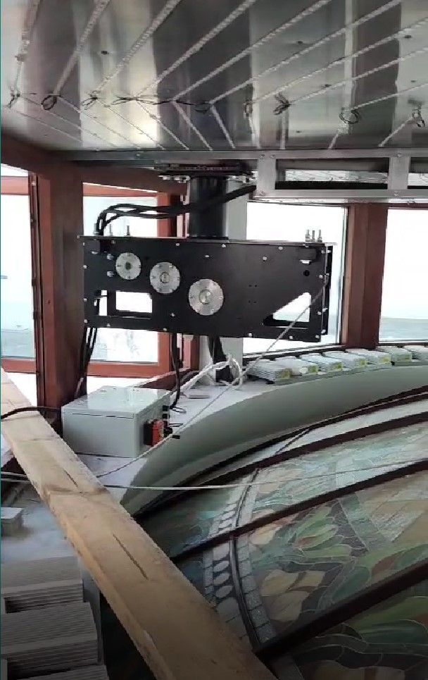 Подъемник LIFTEL-1000 над стеклянным куполом с витражами  - г.Москва