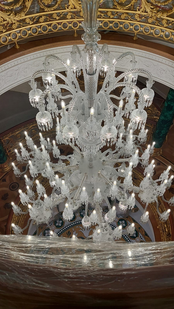 Подъемник LIFTEL-1000 над стеклянным куполом с витражами  - г.Москва